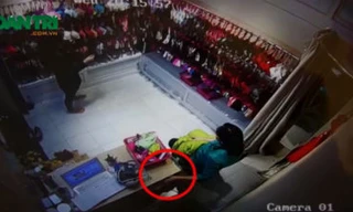 Màn trộm tiền siêu nhanh của nữ quái trong cửa hàng đồ lót