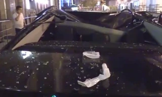 Nóc xe hơi bị bẹp sau cú ngã của người phụ nữ. Ảnh: Life News.