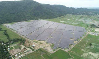 Vẻ đẹp hùng vĩ cánh đồng điện mặt trời dưới chân núi Cấm