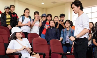 Hiền Sến hỏi Lý Phương Châu có đồng ý làm người yêu của anh không. Ảnh: Bá Ngọc 