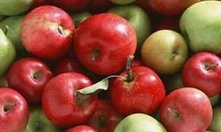 12 loại rau quả chứa nhiều thuốc trừ sâu nhất