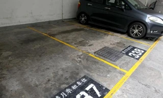 Một chỗ đỗ xe ở Hong Kong có thể được bán với giá nửa triệu USD. Ảnh: SCMP