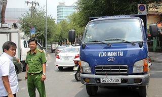 Ôtô tải chạy ngược chiều bị giữ lại. Ảnh: Duy Trần.