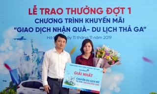Ông Hoàng Xuân Phong - Giám đốc VietinBank Quang Minh trao giải Nhất cho KH may mắn