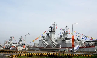 Thượng cờ hai tàu tên lửa 382 và 383 của Hải quân Việt Nam