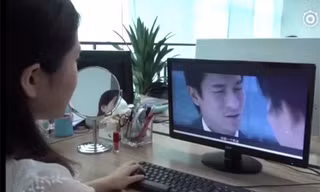 Cách chống thất tình “bá đạo”, thánh nữ công sở lên nóc nhà ninh chân giò bằng ăng-ten chảo