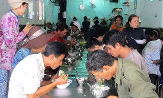 Khách đến ăn ở quán cơm Nụ Cười 1 chủ yếu là khách nghèo