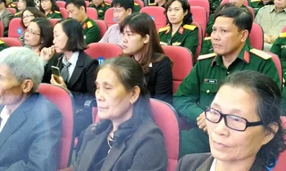 Chị Tạ Thị Kiều- người ngồi ở hàng hàng 2 thứ 2 từ phải sang, vợ của quân nhân thiếu tá Lê Hải Ninh cùng với người thân trong gia đình tại lễ tôn vinh.