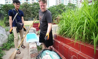 James trong một buổi thu dọn rác thải cùng nhiều bạn trẻ tình nguyện ở Hà Nội.