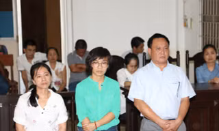 Các bị cáo Thái Thị Hồng Điệp,, Nguyễn Thị Quỳnh và bị cáo nguyễn Thái Sơn tại phiên tòa vào ngày 4/5 (tính từ trái qua phải)