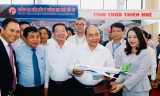 Thủ tướng Chính phủ thăm gian hàng của hãng hàng không Bamboo Airways tại Hội nghị (Ảnh:TTX)
