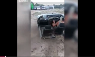 Video ôtô còn một nửa vẫn chạy thu hút 15 triệu lượt xem