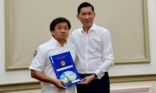 Ông Đoàn Ngọc Hải (trái) khi nhận quyết định về công tác tại Tổng công ty Xây dựng Sài Gòn TNHH MTV