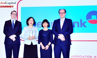 Bà Trần Thị Minh Đức - Giám đốc Khối Vận hành hàm Phó Tổng Giám đốc VietinBank (thứ 2 từ trái sang) nhận Giải thưởng Ngân hàng tốt nhất Việt Nam về Quản lý dòng tiền