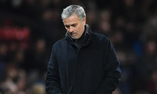 Mourinho thất thểu rời Old Trafford sau khi bị Sevilla đánh bại 2-1 ngay tại Old Trafford ở lượt về vòng 1/8 Champions League. Lượt đi, đội bóng của ông tưởng như nắm lợi thế lớn bằng kết quả hòa 0-0 trên sân khách.