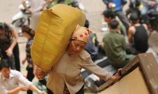 Nữ phu bốc vác tại chợ Đồng Xuân. Ảnh: Dân Việt