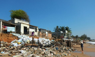 Hàng chục căn nhà có nguy cơ bị biển 'nuốt chửng' ở Phan Thiết