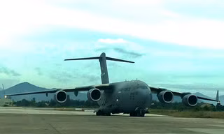Chiếc C-17 của đoàn tổng thống Obama có mặt tại Đà Nẵng. Ảnh: N.Đ.