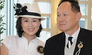Gigi Chao và bố cô - nhà tài phiệt Cecil Chao. Ảnh: Independent UK