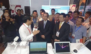 Đại diện MobiFone - ông Nguyễn Đình Tuấn – thành viên HĐTV giới thiệu các sản phẩm, dịch vụ và giải pháp CNTT của MobiFone đến Trưởng ban Kinh tế TW Nguyễn Văn Bình, Bộ trưởng Bộ TT & TT Nguyễn Mạnh Hùng, và các quan khách