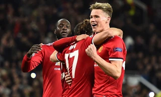 Các cầu thủ MU ăn mừng bàn thắng thứ hai vào lưới Benfica