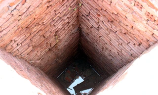 Giếng có hình vuông, được xếp đá từ dưới lên. Ảnh: Đắc Thành.