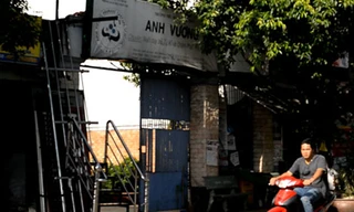 Cổng Trường tiểu học chuyên biệt Anh Vương - Ảnh: Lam Ngọc (cắt từ clip) 