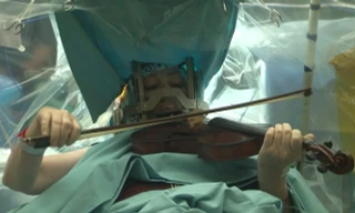 Bệnh nhân chơi đàn trong lúc bác sĩ mổ não