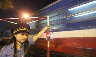 Cô gái 19 tuổi dễ thương gác chắn tàu trong đêm