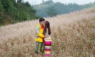 Đức Minh cầu hôn bạn gái giữa cánh đồng hoa tam giác mạch. Ảnh: Duy Hiếu. 