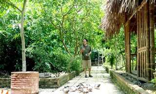 Diễn viên hài Giang Còi cho chim bồ câu ăn tại nông trang của mình. Được biết, hiện anh nuôi khoảng 50 chú chim bồ câu