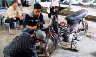 Để chạy được đường núi hiểm trở, các tài xế phải “độ” lại xe với việc thay đổi nhiều linh kiện.