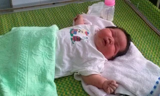 Bé sơ sinh có cân nặng khủng.