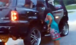 Bị cẩu xe, nữ tài xế vác búa đập vỡ cửa kính