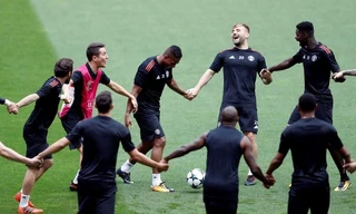 Cầu thủ MU thực hiện luyện bài tập lạ mắt trên sân Benfica