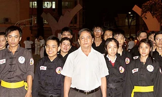 Tiến sĩ - võ sư Hồ Văn Tường cùng các võ sư.