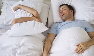 Người ngủ ngáy thường không biết rằng mình đang làm phiền người bên cạnh. Hình minh họa.