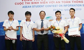 Ban Tổ chức trao giải Nhất cho đội tuyển ISITDTU của ĐH Duy Tân