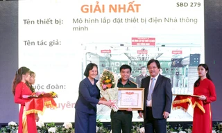 Nguyên Bộ trưởng LĐ-TB&XH Nguyễn Thị Hằng và Tổng Cục trưởng Giáo dục Nghề nghiệp Nguyễn Hồng Minh trao giải Nhất hội thi năm nay
