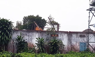 Cả dãy phòng bị thổi bay mái