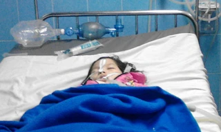 Bé gái đang được chăm sóc đặc biệt tại Bệnh viện Hữu nghị Việt Nam Cu Ba ở Đồng Hới. Ảnh: Long Nhật.