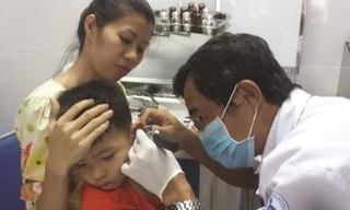 Viêm tai giữa là một trong những nguyên nhân khiến trẻ nói ngọng