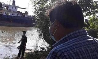 Lực lượng chức năng đưa thi thể nạn nhân vào bờ. Ảnh: Zing