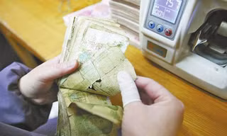 Tiền giấy cũ, rách có thể được xử lý để tạo thành điện năng. Ảnh: Shanghaiist