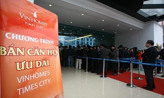 Trước giờ mở bán của ngày đầu tiên, hàng trăm cư dân Vinhomes Times City đã xếp hàng dài ngóng đợi.