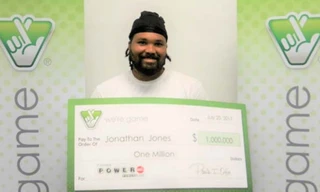 Jones nhận giải. Ảnh: WKRT.