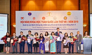 PGS.TS. Nguyễn Thị Xuyên, Chủ tịch Tổng hội Y học Việt Nam và PGS. TS. Nguyễn Trường Sơn, Thứ trưởng Bộ Y tế tặng hoa và chứng nhận cho các nhà tài trợ