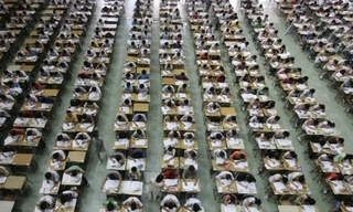 Kỳ thi căng thẳng: Học sinh thở bình oxy cầm sách học trong bệnh viện