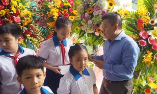 Các em học sinh nhận học bổng.