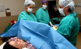 Sau ca sinh mổ, điều chờ đợi Ella không phải là niềm hạnh phúc làm mẹ trọn vẹn mà là một cú sốc lớn. Ảnh: Babycenter.